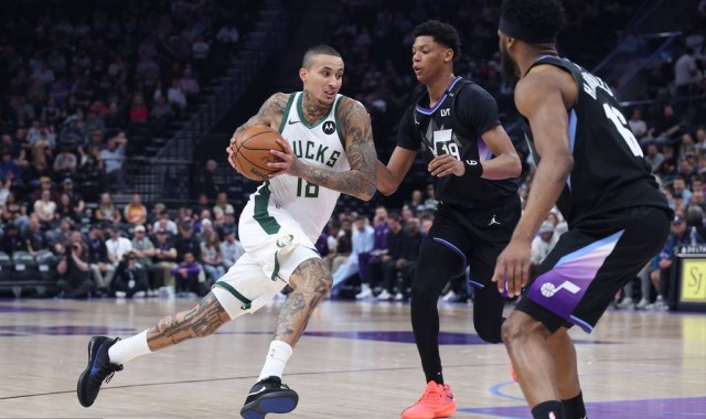 贝利33分哈克利斯23+10 爵士狂胜雄鹿